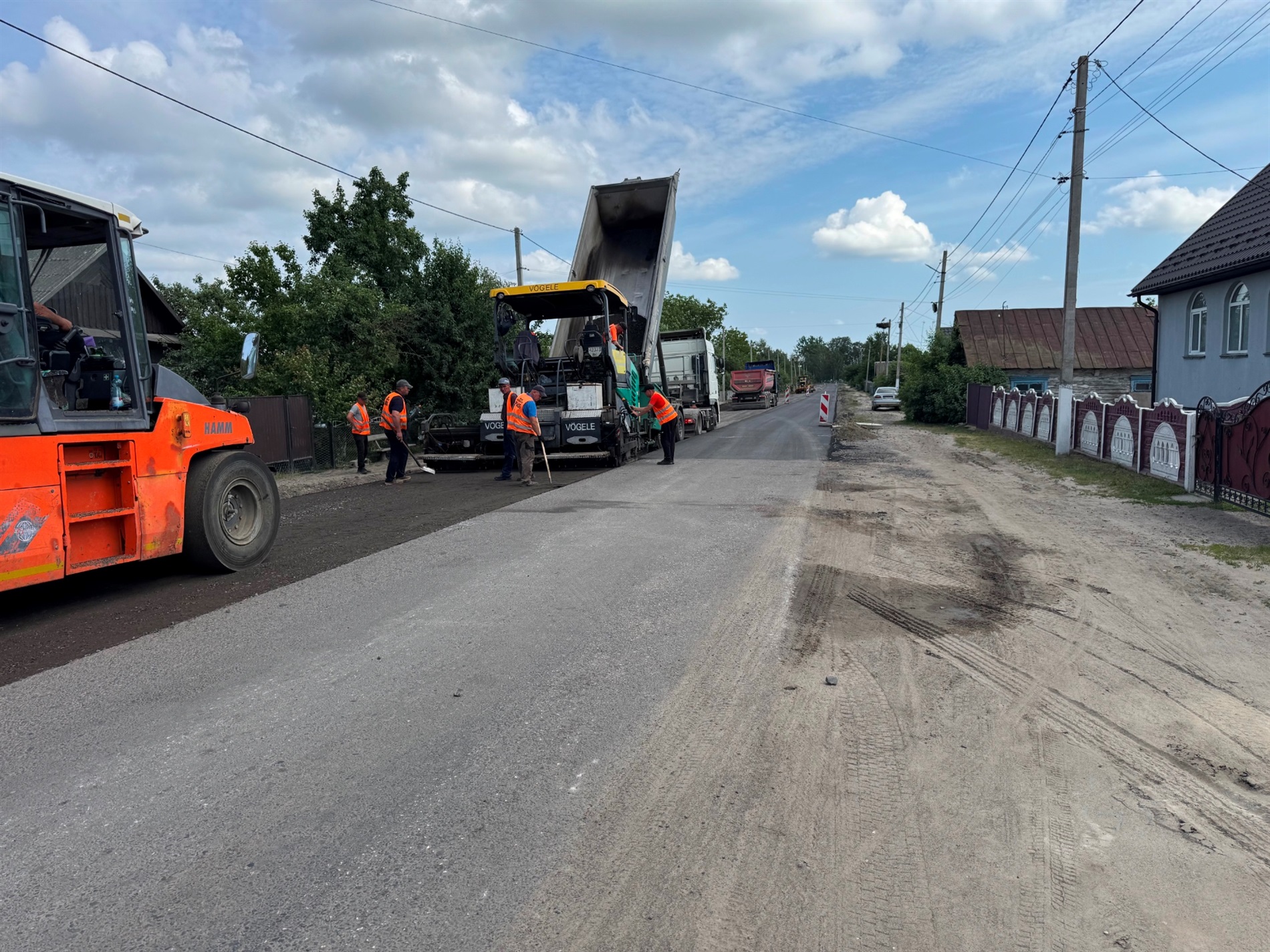 «Їхати швидше 10 км/год взагалі неможливо»: на Дубровиччині відновлюють 800 метрів дороги