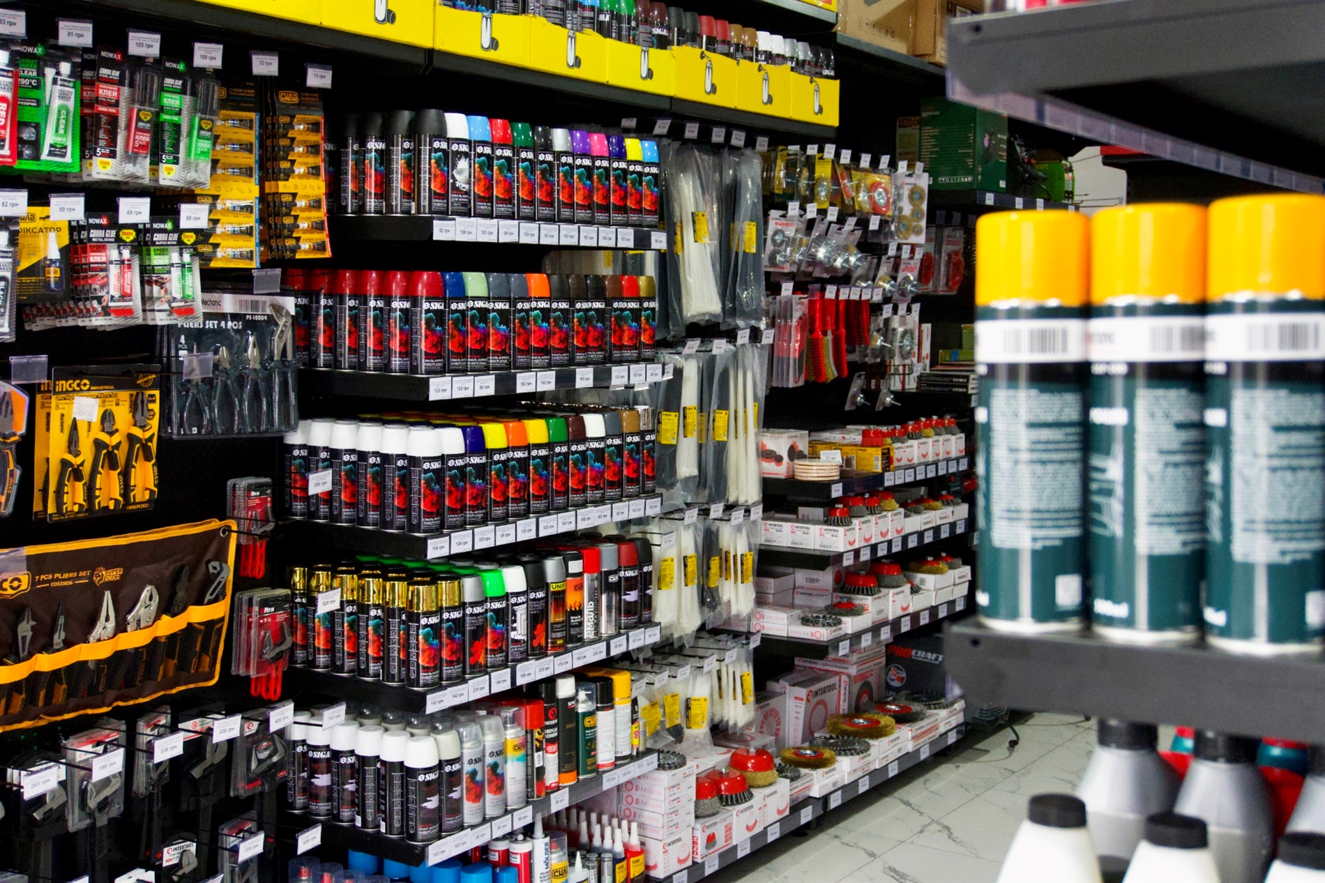 Від інструментів до автоаксесуарів: що пропонує новий магазин «Люкс Прайс» у місті Сарни