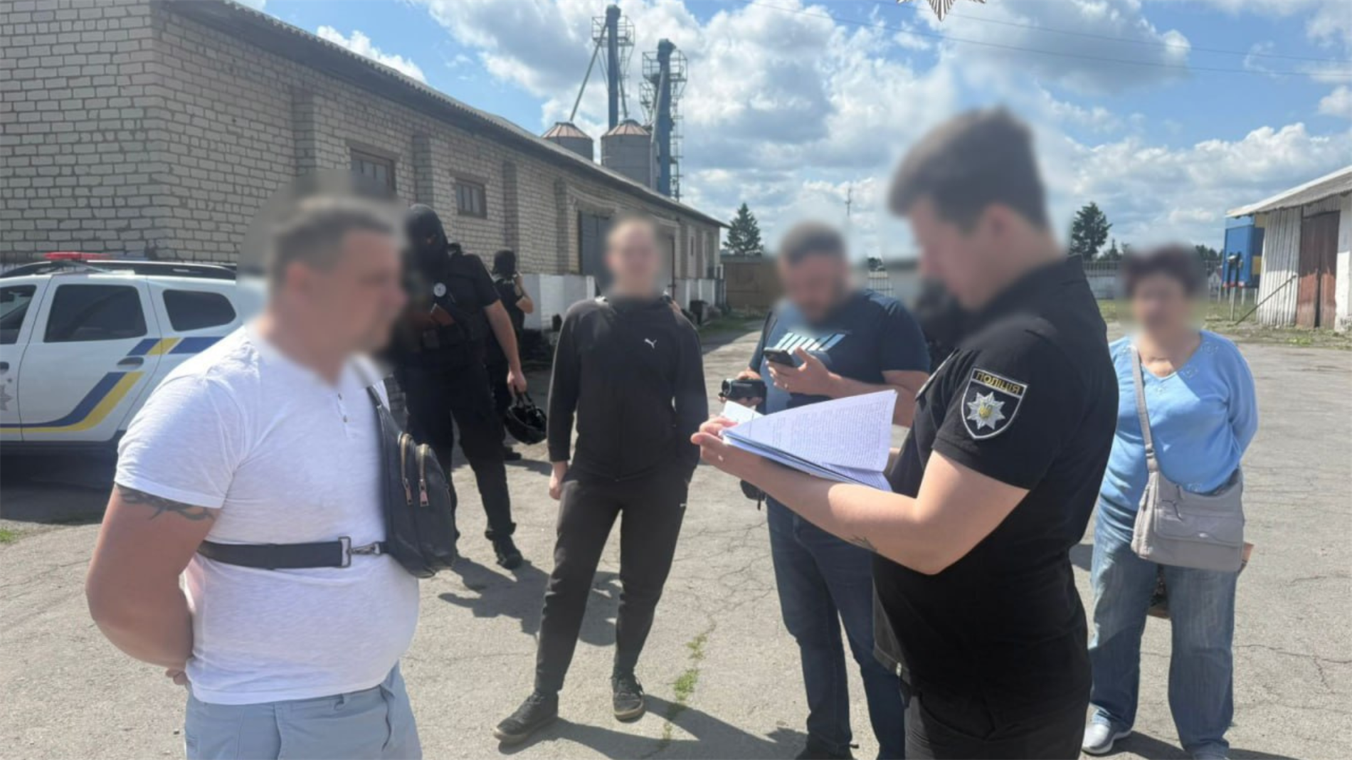 На Рівненщині викрили масштабний нелегальний видобуток бурштину: вилучили каміння, мотопомпи і гроші