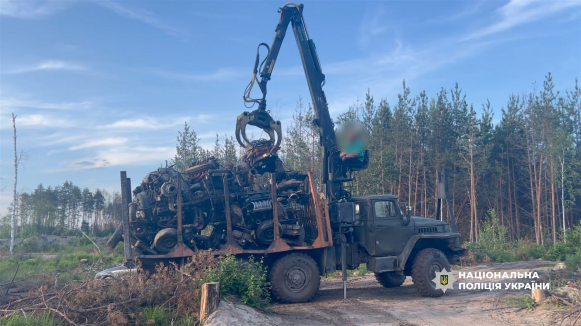 На Рівненщині викрили масштабний нелегальний видобуток бурштину: вилучили каміння, мотопомпи і гроші