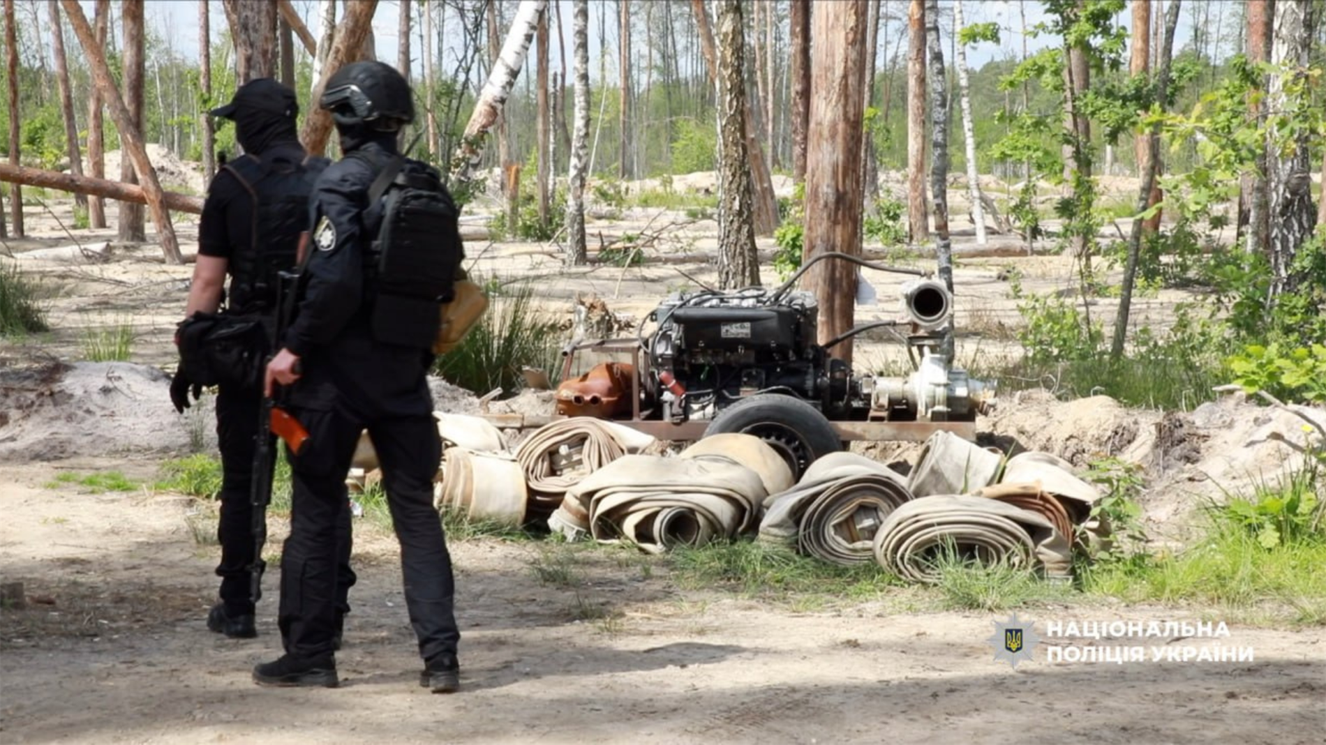 На Рівненщині викрили масштабний нелегальний видобуток бурштину: вилучили каміння, мотопомпи і гроші