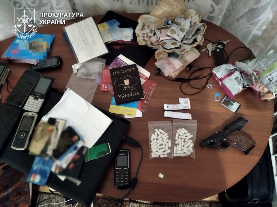 Знайдені речі під час обшуків.