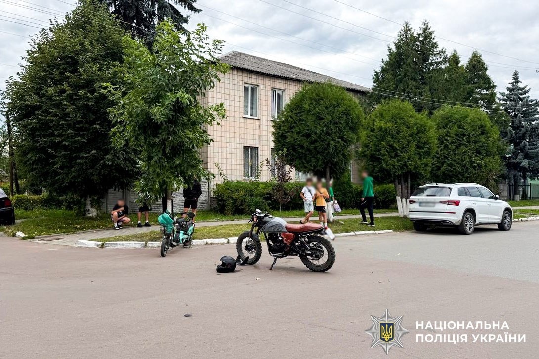 На Рокитнівщині зіткнулися водій мотоцикла та електровелосипедист