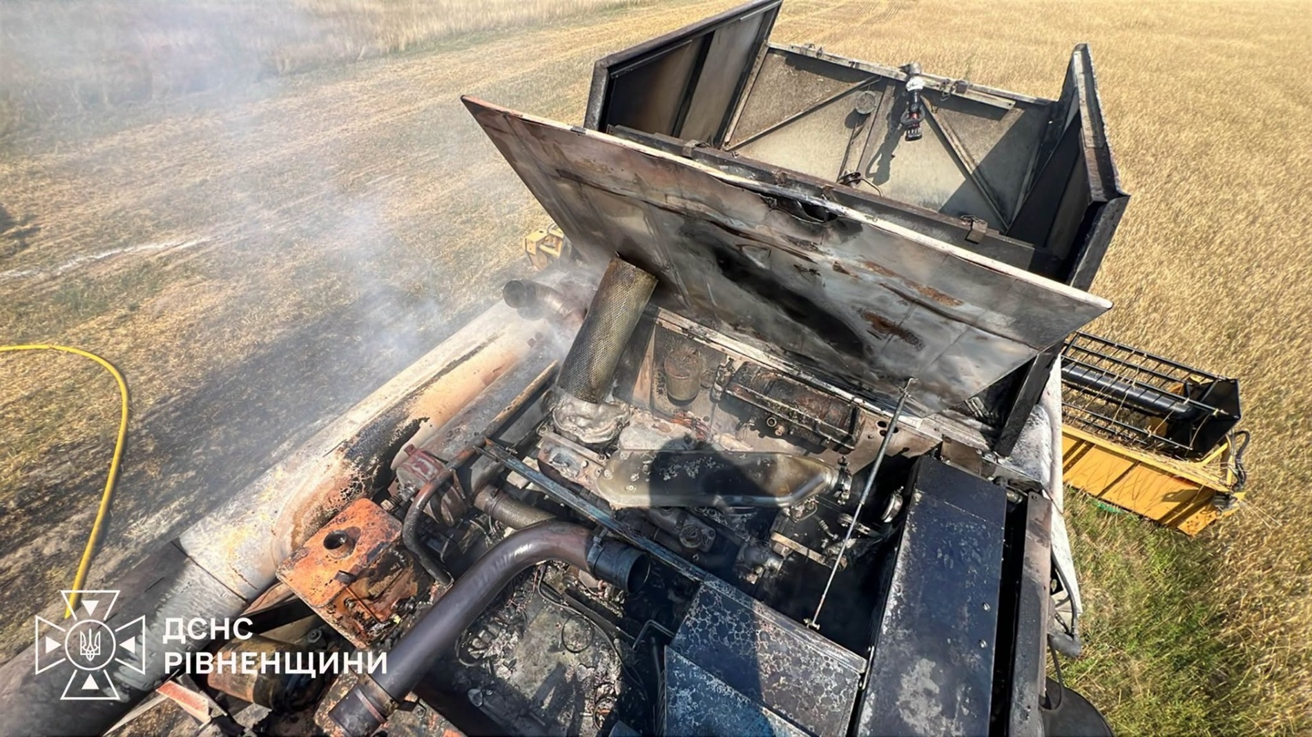 На Дубровиччині під час жнив загорівся комбайн на полі