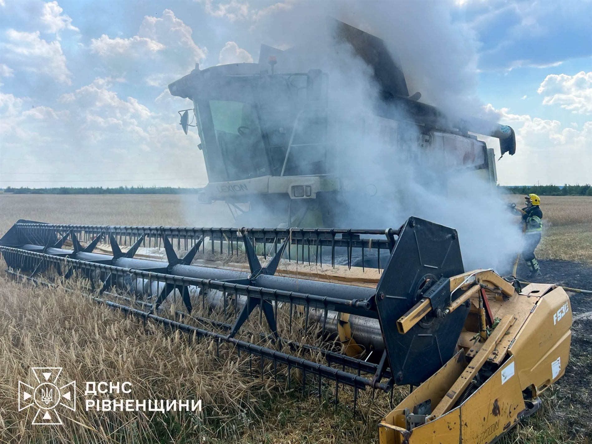 На Дубровиччині під час жнив загорівся комбайн на полі