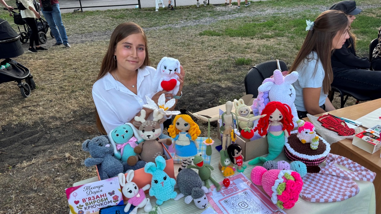 Дарія Ткачук, яка створює деталізовані в'язані іграшки.