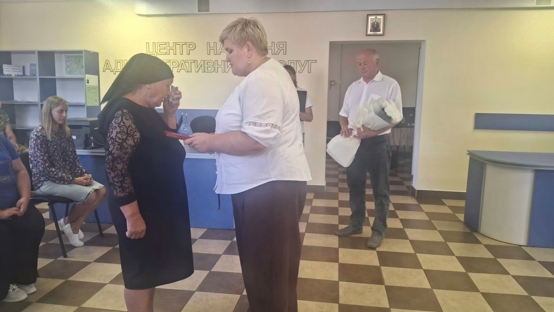 Орден, який він не встиг одягнути: родині полеглого воїна з Дубровиччини передали державну нагороду