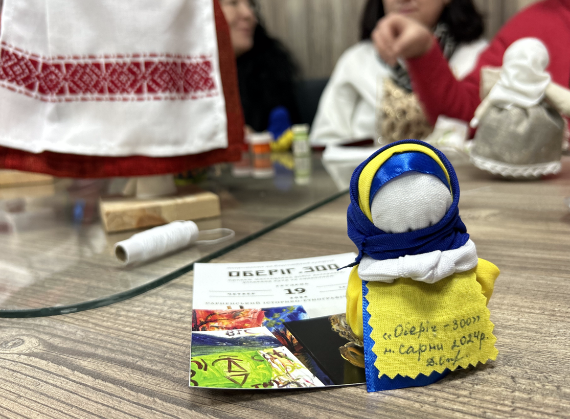Сувенірна лялька, яку майстриня подарувала матерям і дружинам військовослужбовців.