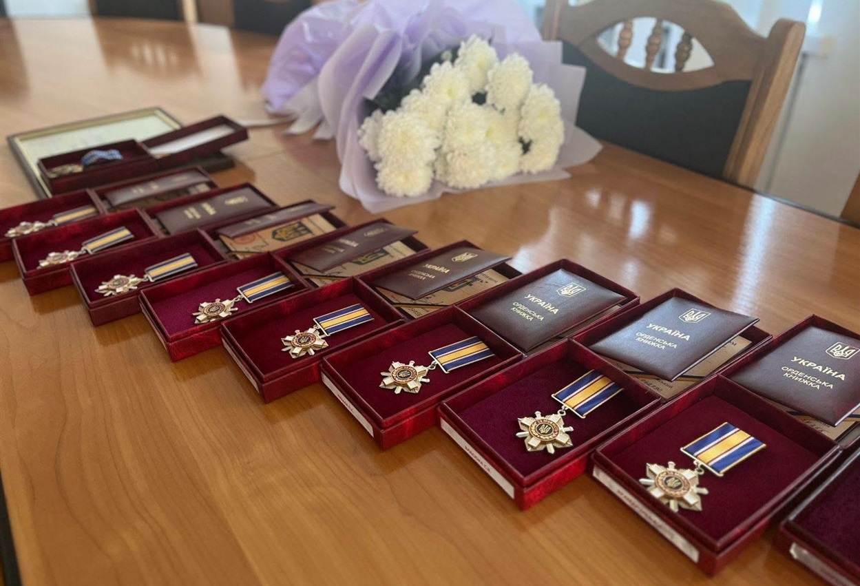 Нагороди, які вручили рідним полеглих воїнів.
