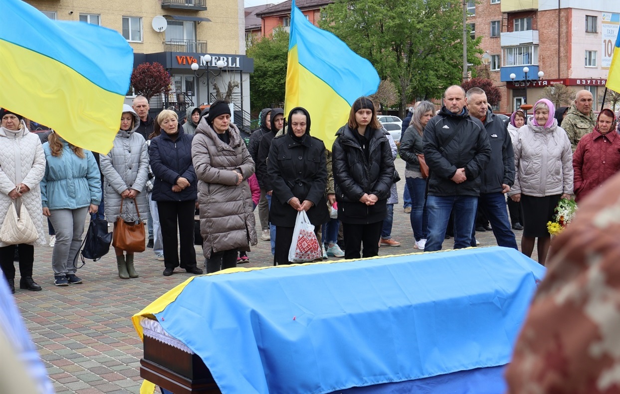 Родина загиблого воїна.