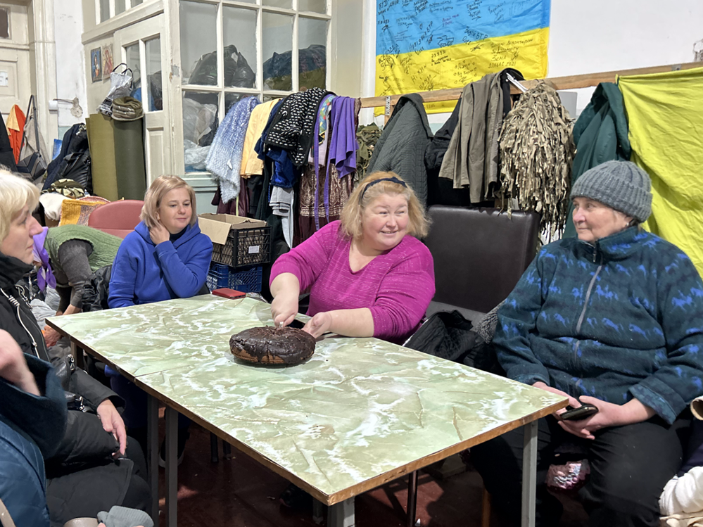 Олена Сітякова частує колег-рукодільниць тортом.