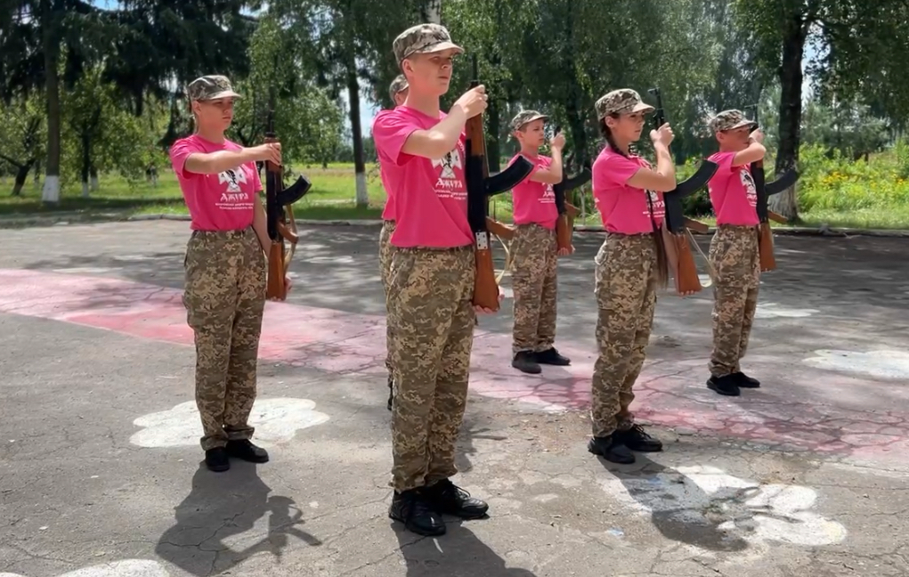 Показовий виступ джур зі зброєю.