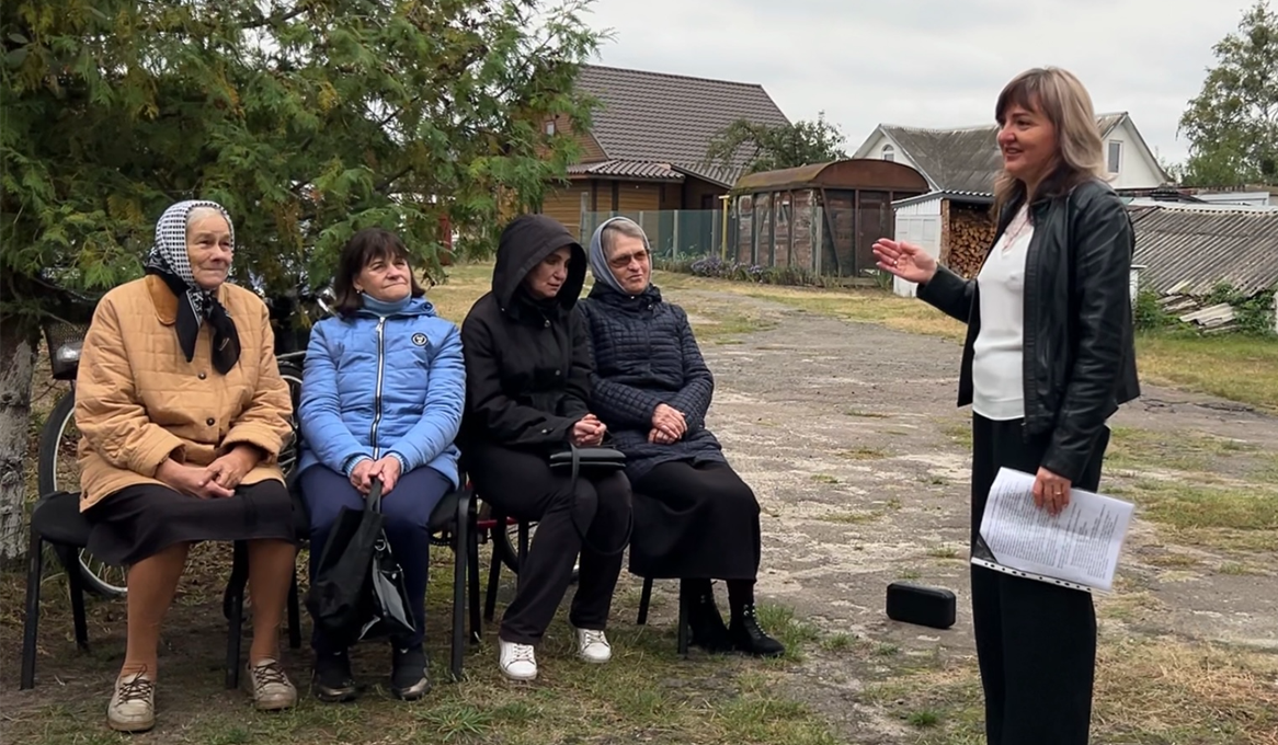 Оксана Аврамишина (праворуч) вітає відвідувачів зі святом.