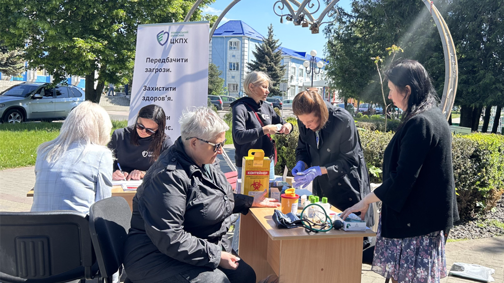 Жителі Сарн перевіряють стан здоров’я.