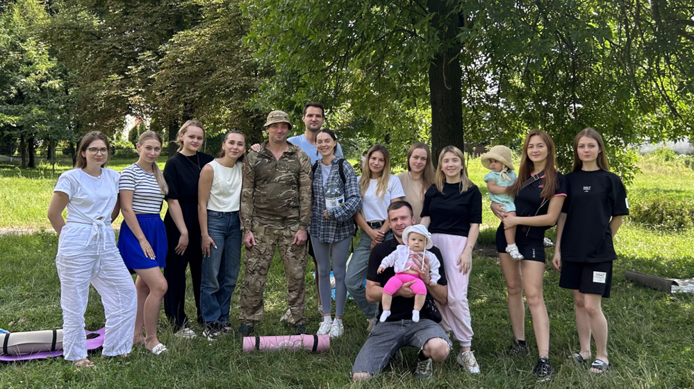 Учасники заходу разом з бойовим медиком Андрієм Опальком.